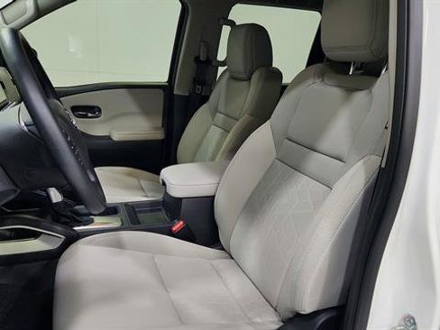 Certified 2025 Nissan Frontier SV image 34