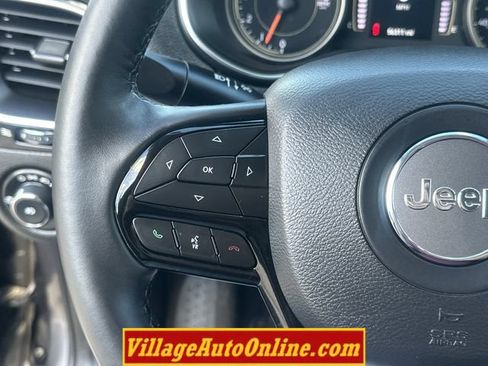 Used 2019 Jeep Cherokee Latitude Plus AWD/4WD image 31