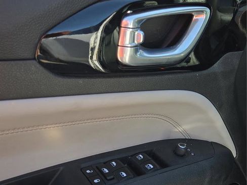 Used 2024 Jeep Compass Limited image 23