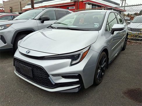 Used 2023 Toyota Corolla SE image 3