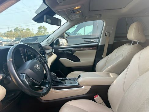 Used 2021 Toyota Highlander Limited FWD image 8