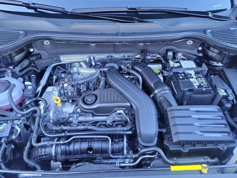 Certified 2025 Volkswagen Taos SE image 18