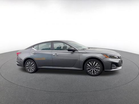 Used 2025 Nissan Altima 2.5 SV FWD image 2