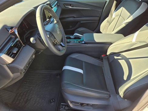 Used 2025 Toyota Camry SE image 9