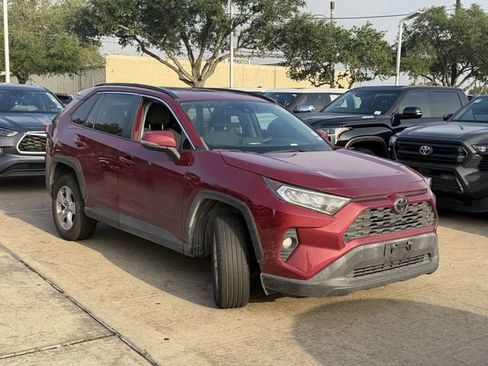 Used 2021 Toyota RAV4 XLE w/ Convenience Package FWD image 3