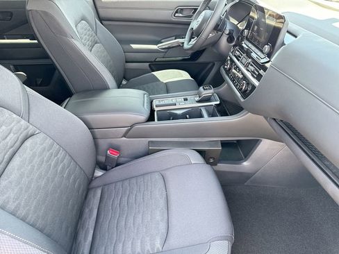 New 2025 Nissan Pathfinder SV image 12