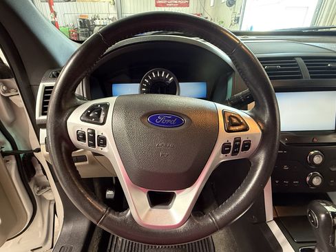 Used 2015 Ford Explorer XLT AWD/4WD image 19