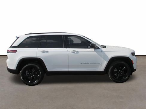 Used 2024 Jeep Grand Cherokee Limited w/ Black Appearance Package AWD/4WD image 2