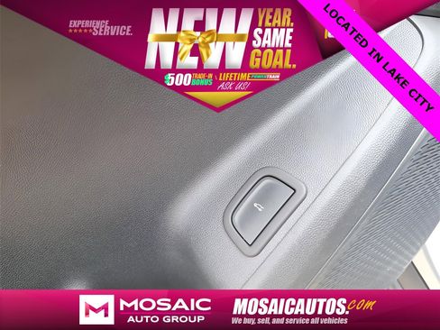 Used 2025 Chevrolet Traverse Z71 image 21