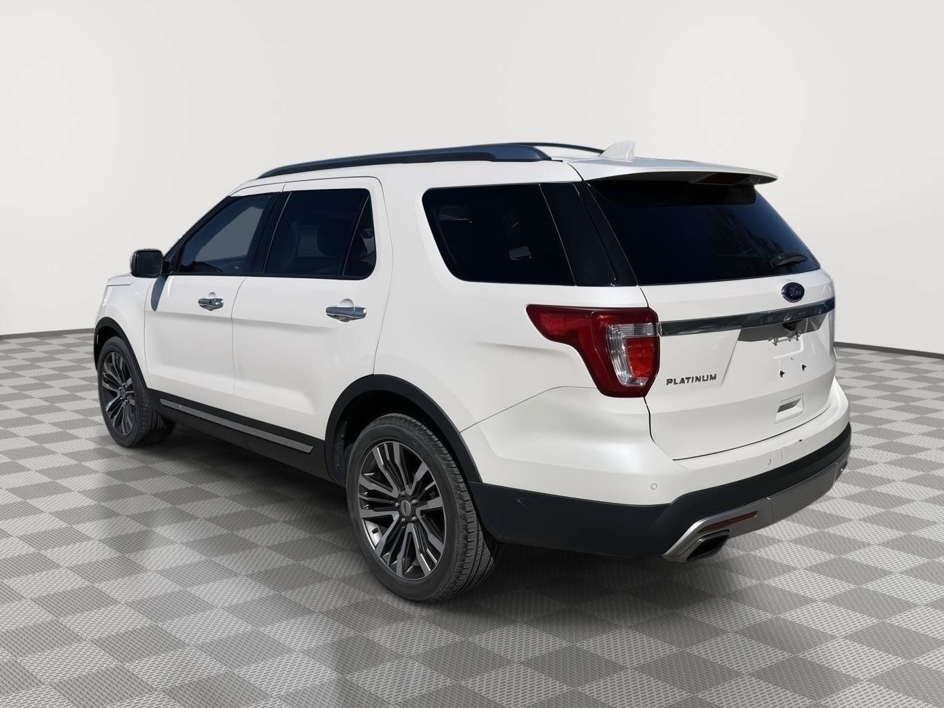 Used 2017 Ford Explorer Platinum AWD/4WD image 3