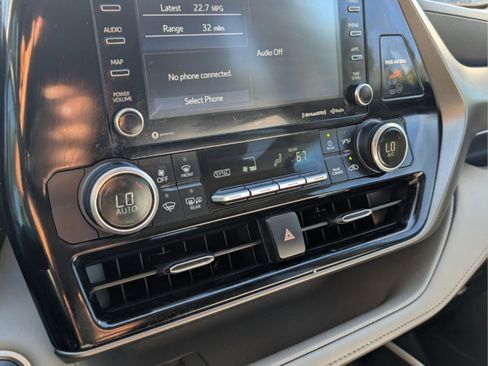 Used 2021 Toyota Highlander LE image 19