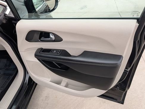 Used 2024 Chrysler Pacifica Touring-L image 29