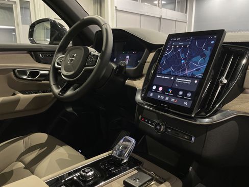 Used 2025 Volvo XC90 B5 Plus image 34