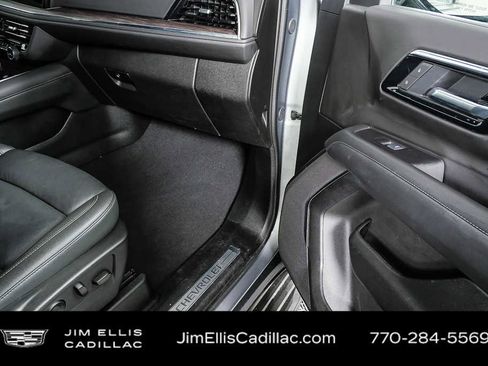 Used 2025 Chevrolet Suburban LT image 24