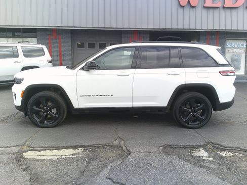 Used 2023 Jeep Grand Cherokee Altitude AWD/4WD image 12