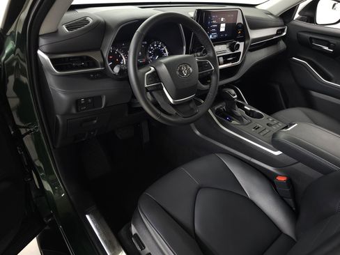 Used 2025 Toyota Highlander XLE image 16