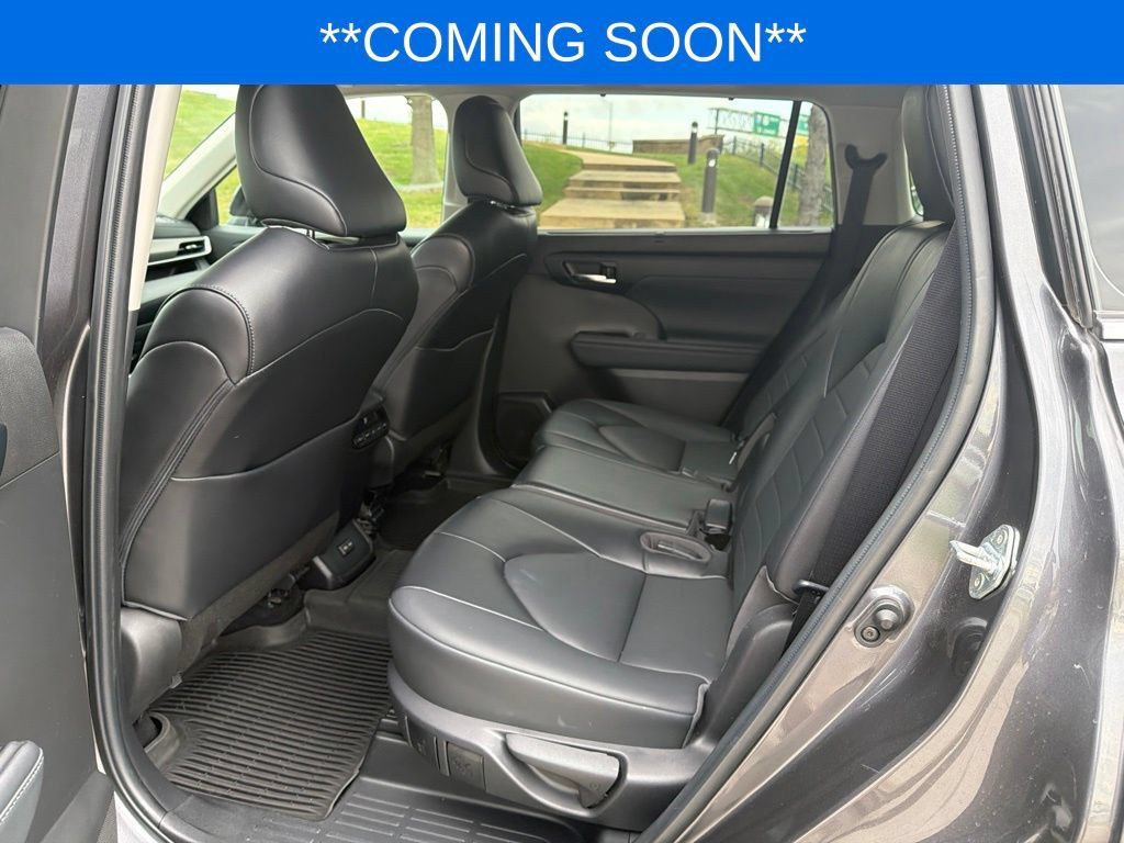 Used 2022 Toyota Highlander XLE AWD/4WD image 13