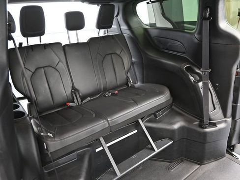 Used 2022 Chrysler Pacifica Touring-L w/ Uconnect Theater Family Group image 46