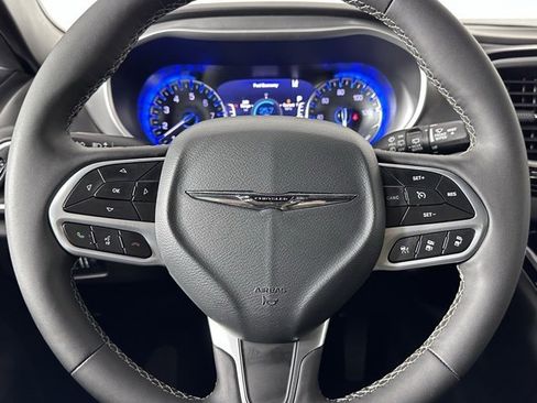 Used 2025 Chrysler Pacifica Select image 17