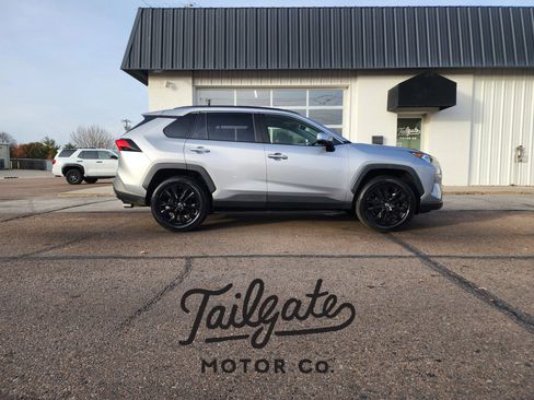 Used 2019 Toyota RAV4 Limited image 1