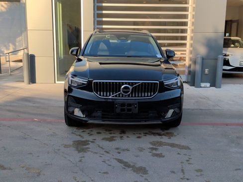 Used 2025 Volvo XC40 B5 Core image 3
