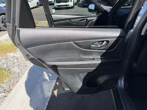 Used 2017 Nissan Rogue SV AWD/4WD image 22