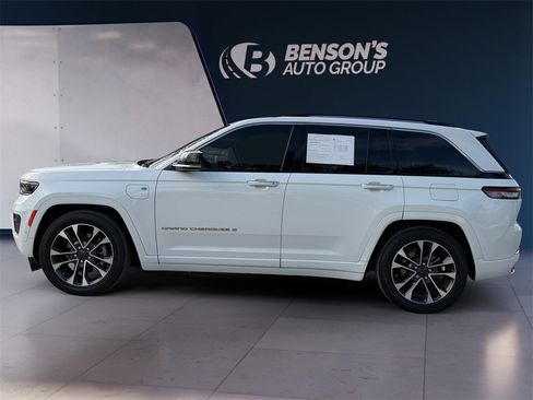 Used 2022 Jeep Grand Cherokee Overland w/ Luxury Tech Group IV image 2