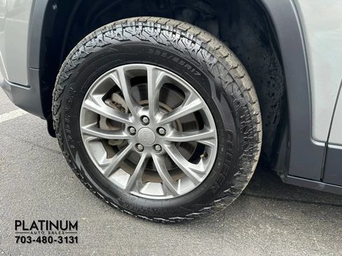 Used 2020 Jeep Cherokee Latitude Plus FWD image 22