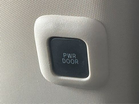 Used 2013 Toyota Sienna XLE image 18