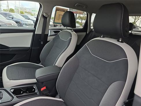 Used 2025 Volkswagen Taos SE image 15