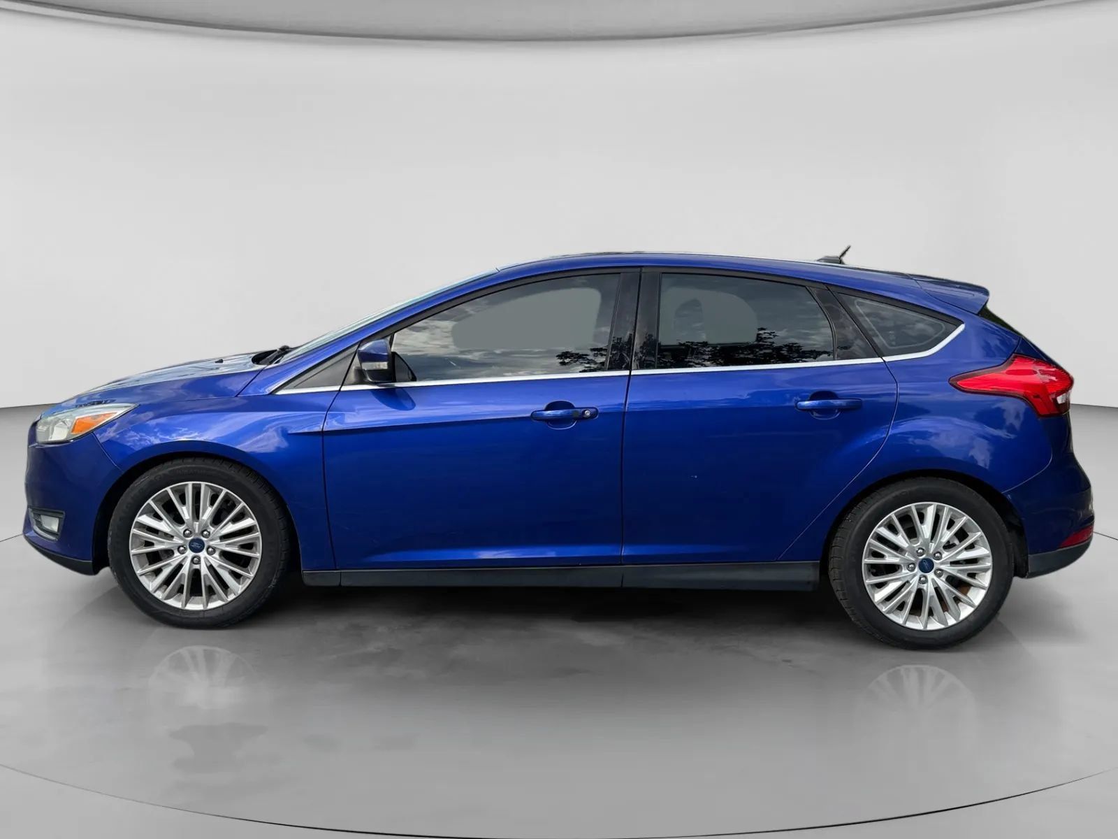 Used 2015 Ford Focus Titanium FWD image 2