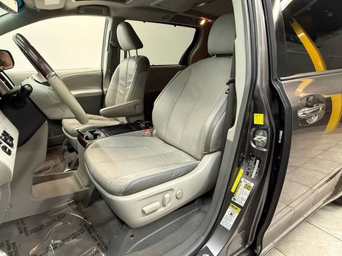 Used 2011 Toyota Sienna Limited image 19