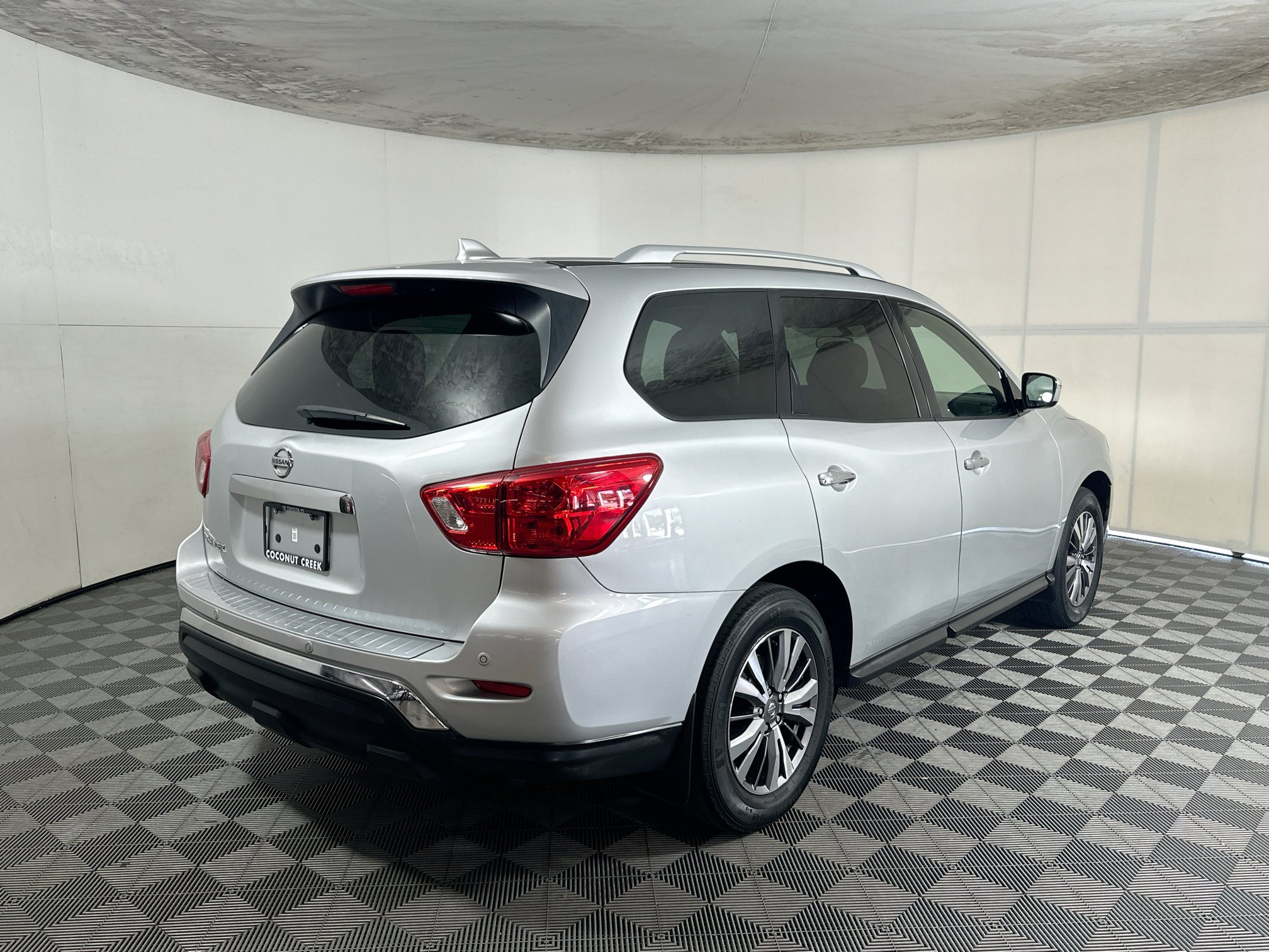 Used 2020 Nissan Pathfinder S FWD image 3