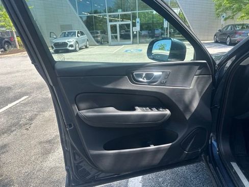 Used 2022 Volvo XC60 B5 Momentum w/ Climate Package AWD/4WD image 11