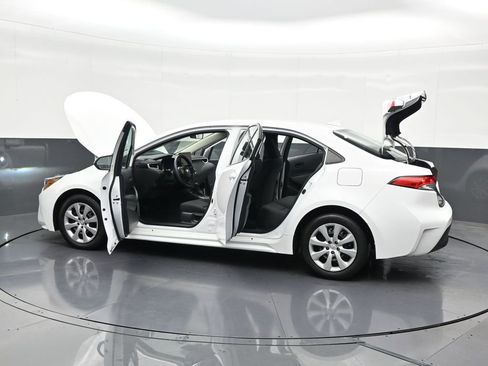Used 2025 Toyota Corolla LE image 34
