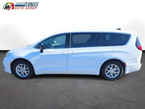Used 2024 Chrysler Pacifica Touring-L FWD image 1