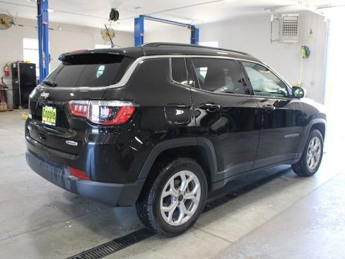 Used 2025 Jeep Compass Latitude AWD/4WD image 10