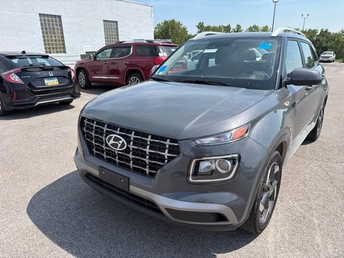 Used 2025 Hyundai Venue SEL FWD image 3