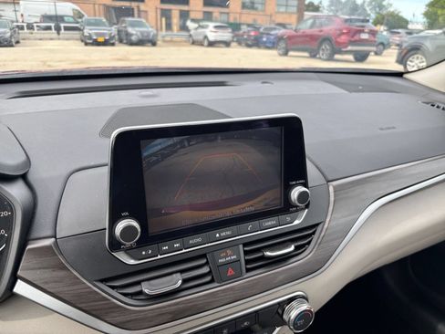 Used 2025 Nissan Altima 2.5 SV FWD image 23