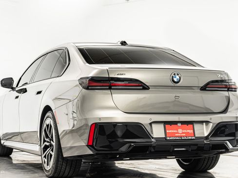 Used 2026 BMW 740i xDrive w/ Premium Package AWD/4WD image 7