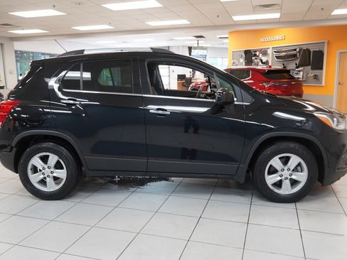 Used 2020 Chevrolet Trax LT w/ LT Convenience Package FWD image 12