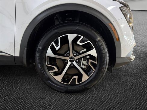Certified 2024 Kia Sportage EX image 11