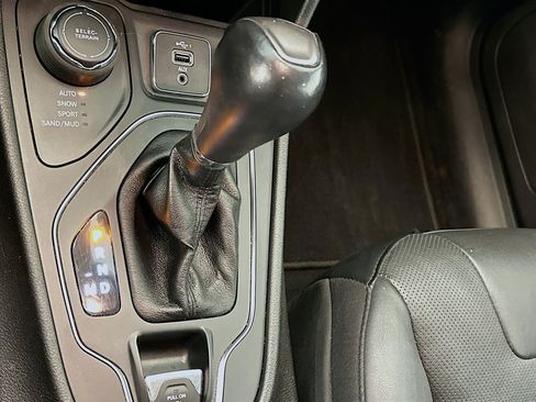 Used 2021 Jeep Cherokee Latitude Lux image 25