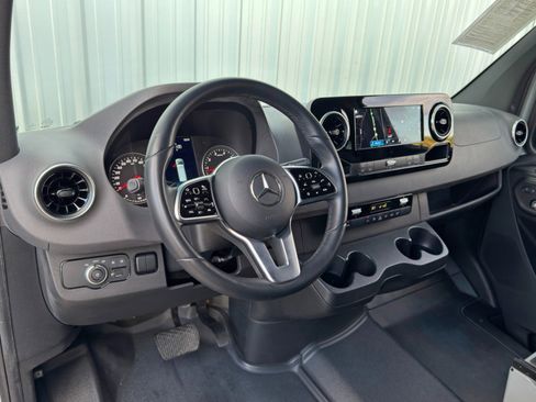 Used 2022 Mercedes-Benz Sprinter 1500 image 13