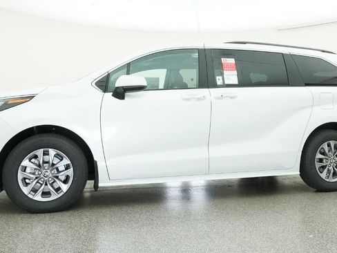 New 2026 Toyota Sienna XLE image 18