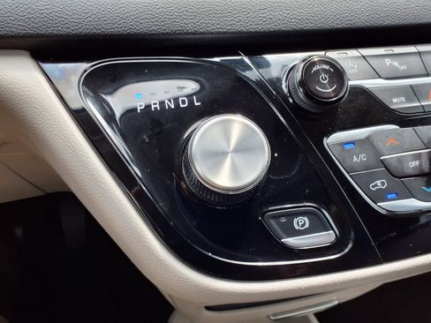 Used 2024 Chrysler Pacifica Touring-L image 21