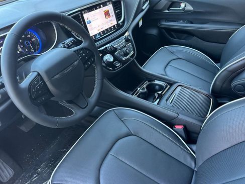New 2027 Chrysler Pacifica Limited FWD image 10