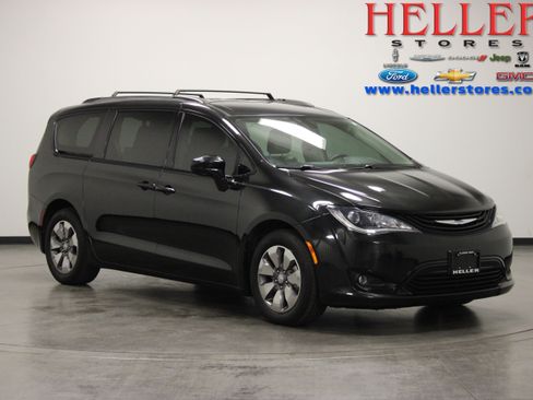 Used 2018 Chrysler Pacifica Touring-L FWD image 1