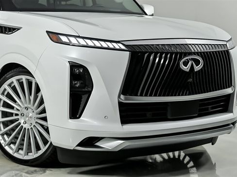 Used 2025 INFINITI QX80 Sensory AWD/4WD image 2