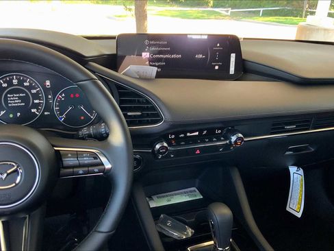 New 2026 MAZDA MAZDA3 Hatchback w/Premium Plus Pkg image 6